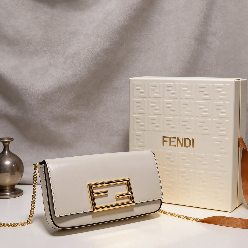 Fendi Medium Leather Shoulder Bag White - Picture 2 of 6